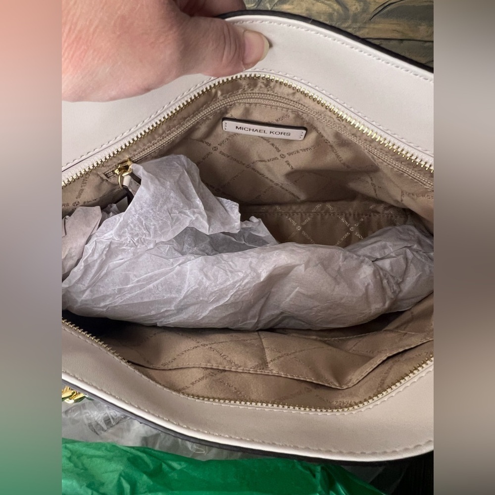 BIN047.6 NWT Michael Kors Jet Set Medium Tote Light Cream Leather - Picture 4 of 4